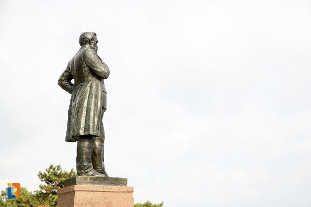 statuia-lui-anghel-saligny-din-constanta-judetul-constanta-vazuta-din-lateral.jpg