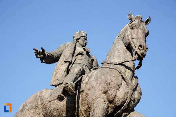 statuia-lui-avram-iancu-din-targu-mures-judetul-mures-vazuta-de-jos.jpg