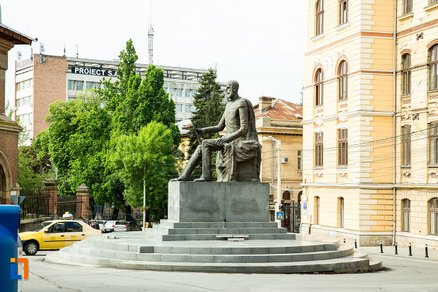 statuia-lui-carol-i-din-craiova-judetul-dolj-vazuta-din-lateral.jpg
