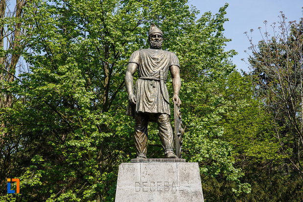 statuia-lui-decebal-din-deva-judetul-hunedoara-situata-in-parcul-cetate.jpg