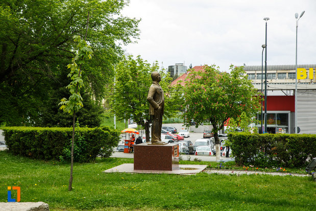 statuia-lui-gheorghe-tarnea-din-ramnicu-valcea-judetul-valcea-vazuta-de-la-distanta.jpg