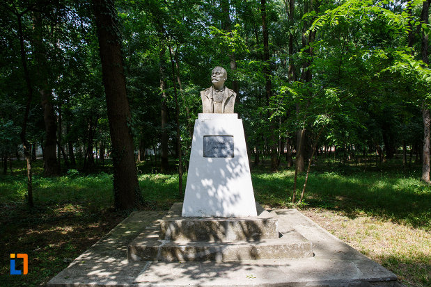 statuia-lui-i-l-caragiale-din-aansamblul-de-arhitectura-balneara-din-buzias-judetul-timis.jpg