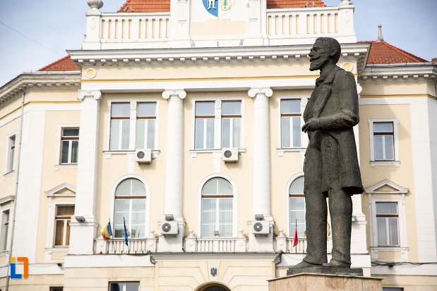 statuia-lui-ion-icbratianu-din-alba-iulia-judetul-alba-vazuta-din-lateral.jpg