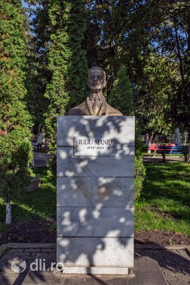 statuia-lui-ion-iuliu-maniu-din-negresti-oas-judetul-satu-mare.jpg