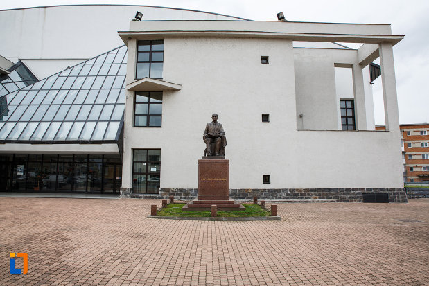 statuia-lui-iosif-constantin-dragan-din-lugoj-judetul-timis-aflata-in-fata-universitatii-care-ii-poarta-numele.jpg