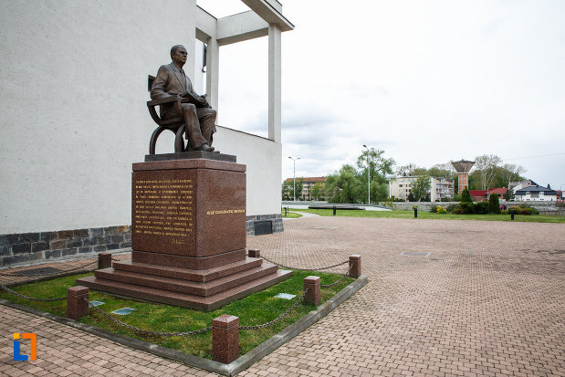 statuia-lui-iosif-constantin-dragan-din-lugoj-judetul-timis-vazuta-din-lateral.jpg