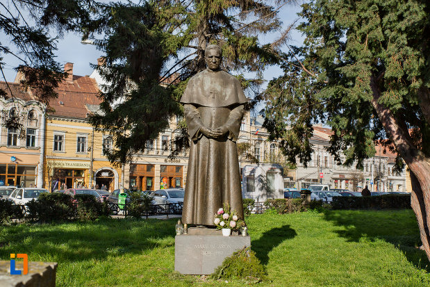 statuia-lui-marton-aron-din-cluj-napoca-judetul-cluj-in-piata-unirii.jpg