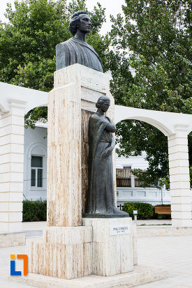 statuia-lui-mihai-eminescu-din-constanta-judetul-constanta-vazuta-din-lateral.jpg