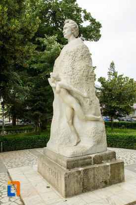 statuia-lui-mihai-eminescu-din-galati-judetul-galati-vazuta-din-lateral.jpg