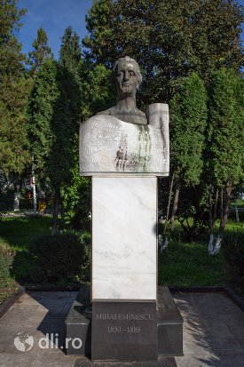 statuia-lui-mihai-eminescu-din-negresti-oas-judetul-satu-mare.jpg