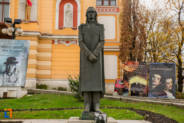 statuia-lui-mihai-eminescu-teatrul-national-din-cluj-napoca-judetul-cluj.jpg