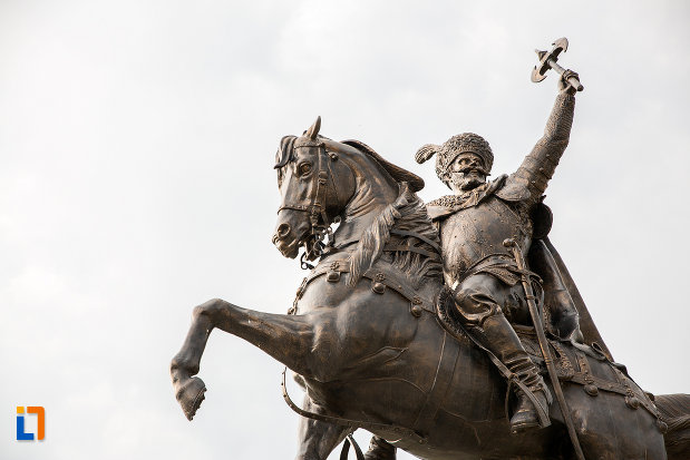statuia-lui-mihai-viteazu-din-giurgiu-judetul-giurgiu-vazuta-de-jos.jpg