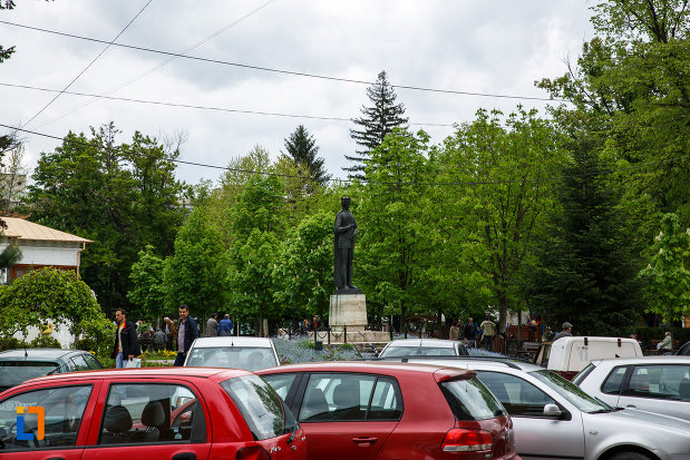 statuia-lui-mircea-cel-batran-din-ramnicu-valcea-judetul-valcea-fotografiata-de-la-distanta.jpg