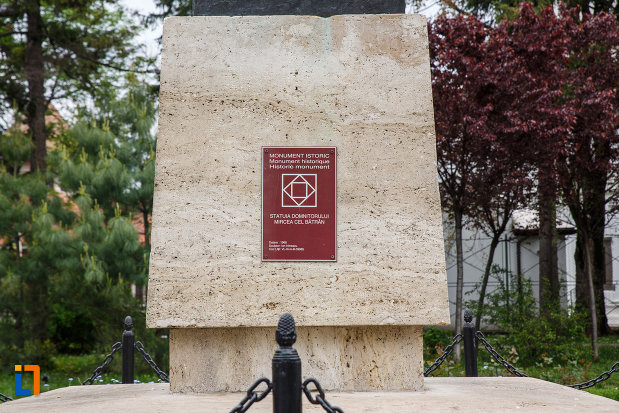 statuia-lui-mircea-cel-batran-din-ramnicu-valcea-judetul-valcea-monument-istoric.jpg