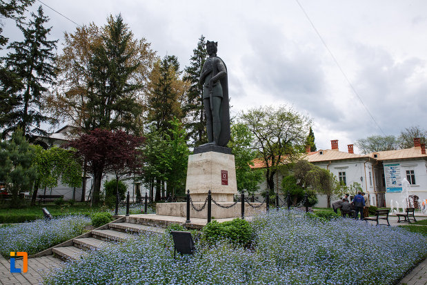 statuia-lui-mircea-cel-batran-din-ramnicu-valcea-judetul-valcea-vazuta-din-lateral.jpg