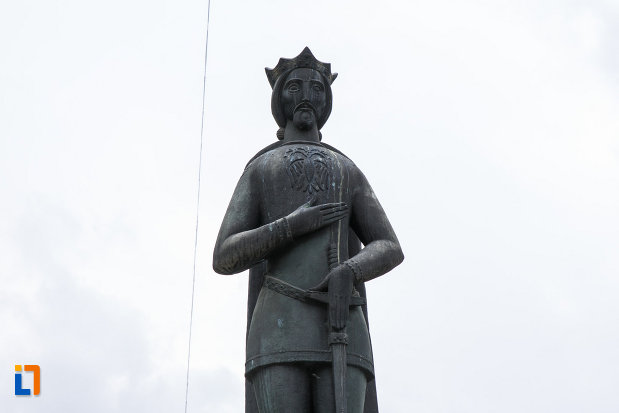 statuia-lui-mircea-cel-batran-din-ramnicu-valcea-judetul-valcea-vazuta-in-prim-plan.jpg
