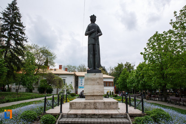 statuia-lui-mircea-cel-batran-din-ramnicu-valcea-judetul-valcea.jpg