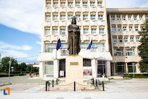 statuia-lui-mircea-cel-batran-din-targoviste-judetul-dambovita.jpg
