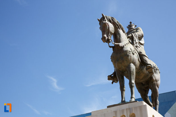 statuia-lui-mircea-cel-batran-din-tulcea-judetul-tulcea-vazuta-de-jos.jpg