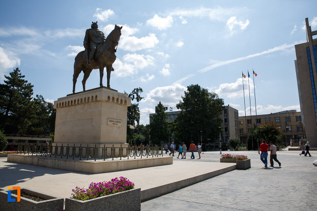 statuia-lui-mircea-cel-batran-din-tulcea-judetul-tulcea.jpg