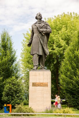 statuia-lui-nicolae-balcescu-din-pitesti-judetul-arges.jpg