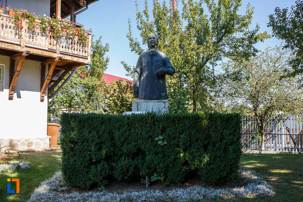 statuia-lui-nicolae-grigorescu-in-fata-muzeului-din-campina-judetul-prahova.jpg