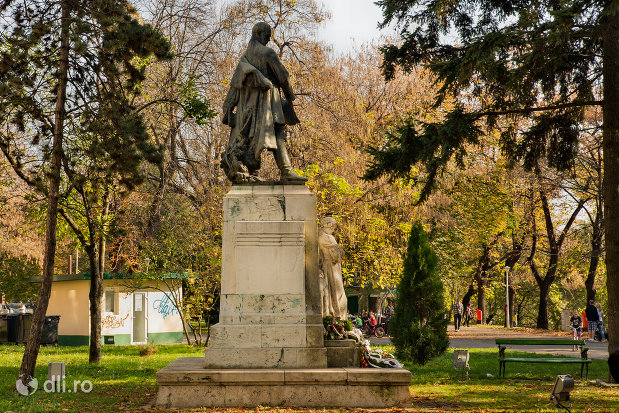 statuia-lui-szacsvay-imre-din-oradea-judetul-bihor-vazuta-din-spate.jpg
