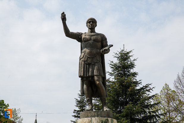 statuia-lui-traian-din-deva-judetul-hunedoara-in-prim-plan.jpg