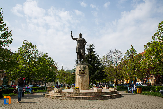 statuia-lui-traian-din-deva-judetul-hunedoara.jpg