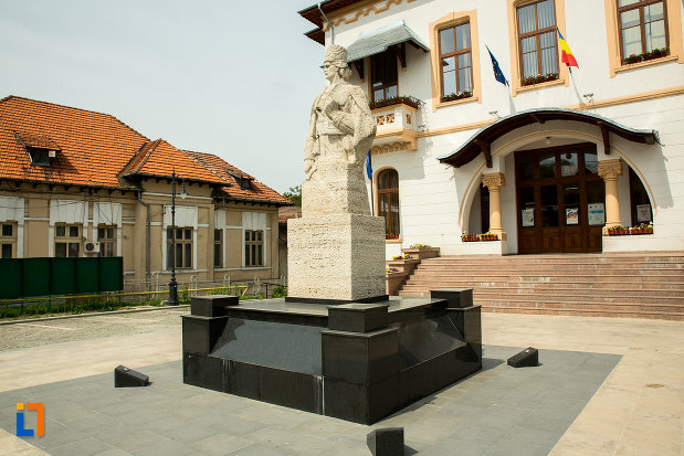 statuia-lui-tudor-vladimirescu-din-slatina-judetul-olt-pozata-din-lateral-fata.jpg