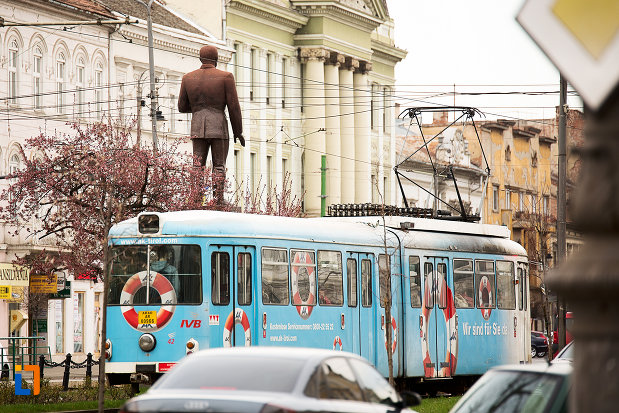 statuia-lui-vasile-goldis-din-arad-judetul-arad-vazuta-din-spate.jpg
