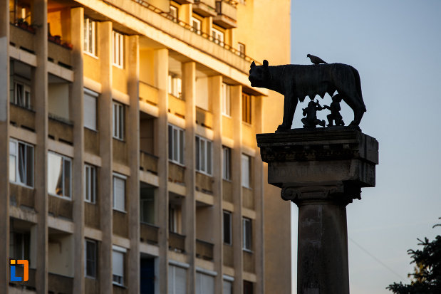 statuia-lupoaica-lupa-capitolina-din-timisoara-judetul-timis-imagine-cu-partea-de-sus.jpg