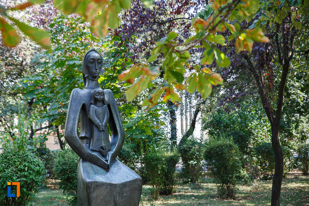 statuia-maternitate-din-ploiesti-judetul-prahova-vazuta-de-aproape.jpg