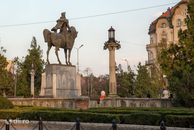 statuia-mihai-viteazu-din-oradea-judetul-bihor-vazuta-din-spate.jpg