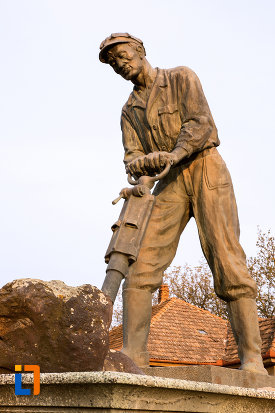 statuia-muncitorului-din-bocsa-judetul-caras-severin.jpg