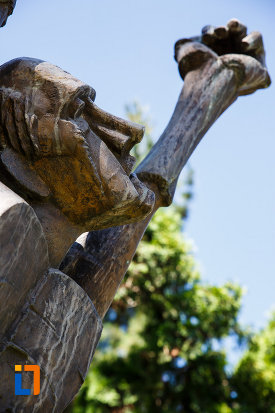 statuia-omul-tinta-din-timisoara-judetul-timis-imagine-cu-chipul-sculpturii.jpg