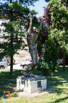statuia-omul-tinta-din-timisoara-judetul-timis-vazuta-din-lateral.jpg