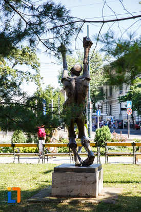 statuia-omul-tinta-din-timisoara-judetul-timis-vazuta-din-spate.jpg