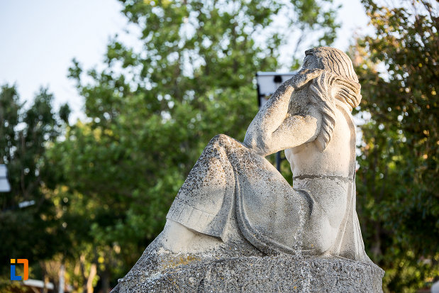 statuia-poezia-din-eforie-sud-judetul-constanta-vazuta-din-spate.jpg