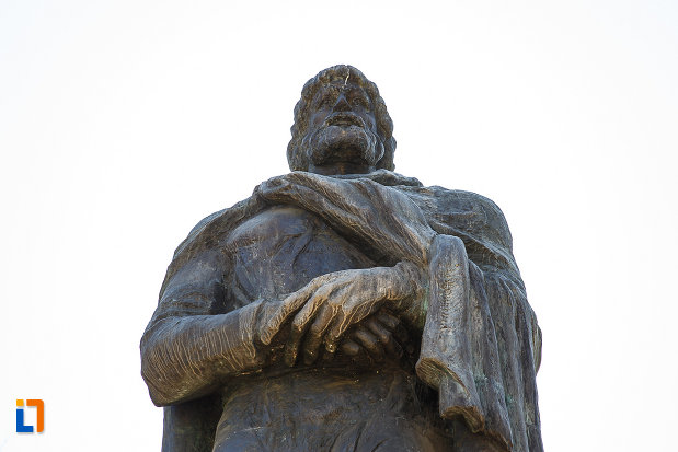 statuia-regelui-burebista-din-orastie-vazuta-de-jos.jpg