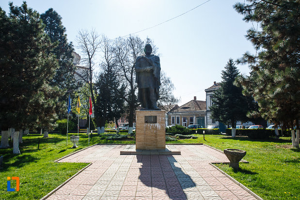 statuia-regelui-burebista-din-orastie.jpg