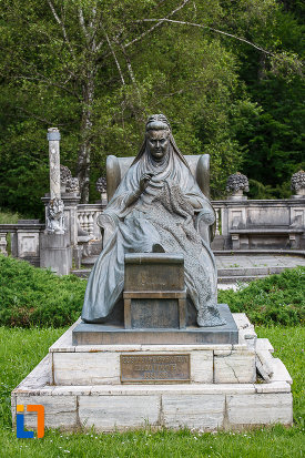 statuia-reginei-elisabeta-carmen-silva-a-romaniei-din-sinaia-judetul-prahova-fotografiata-din-fata.jpg