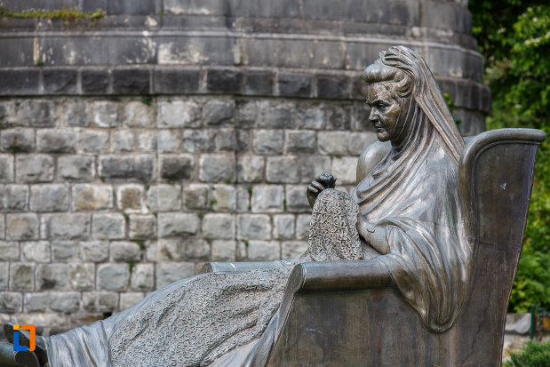 statuia-reginei-elisabeta-carmen-silva-a-romaniei-din-sinaia-judetul-prahova-vazuta-din-lateral.jpg