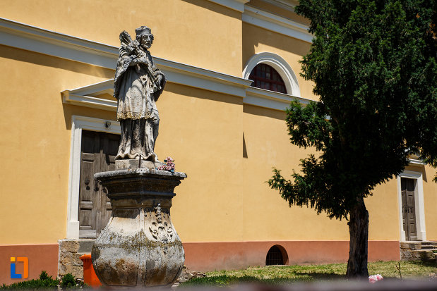 statuia-sf-ioan-nepomuc-1757-din-sannicolau-mare-judetul-timis-fotografiat-din-lateral.jpg