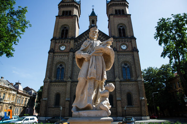 statuia-sf-ioan-nepomuc-din-timisoara-judetul-timis-fotografiat-de-jos.jpg
