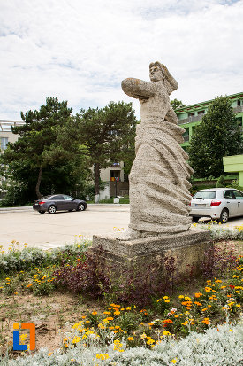 statuia-stiinta-si-sortul-din-eforie-nord-judetul-constanta-vazuta-din-lateral.jpg