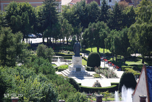 statuia-vasile-lucaciu-din-satu-mare-vedere-de-sus.jpg