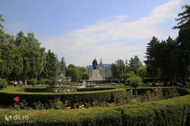statuia-vasile-lucaciu-din-satu-mare-vedere-din-spate-peste-parc.jpg
