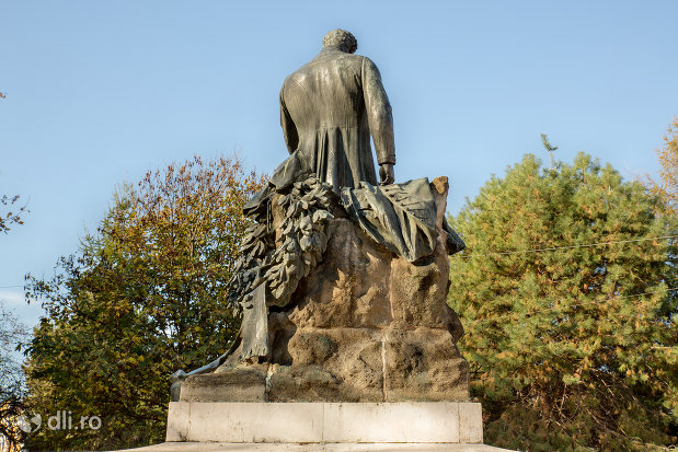 statuia-wesselenyi-din-zalau-judetul-salaj-vazuta-din-spate.jpg