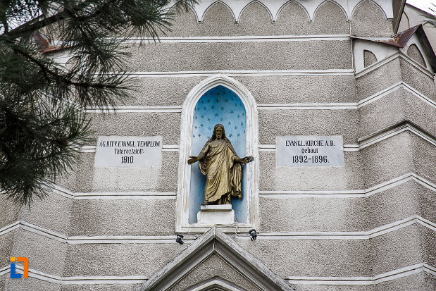 statuie-aflata-la-intrarea-in-biserica-evanghelica-din-petrosani-judetul-hunedoara.jpg